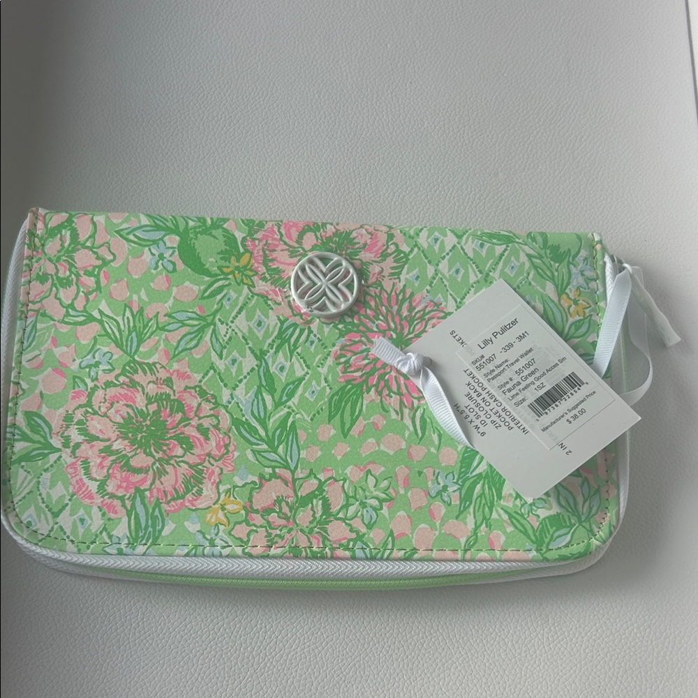 Lilly Pulitzer Pink and Green Floral Passport Travel wallet BNWT - Picture 2 of 16